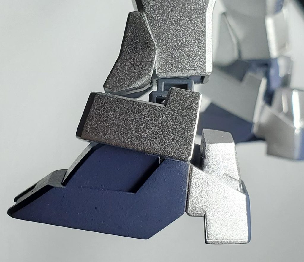 足首はこのままだと足先を伸ばすことが出来ないので、少しでも伸ばせるようにカカトの上部分を切り落としてプラ板で埋めました。