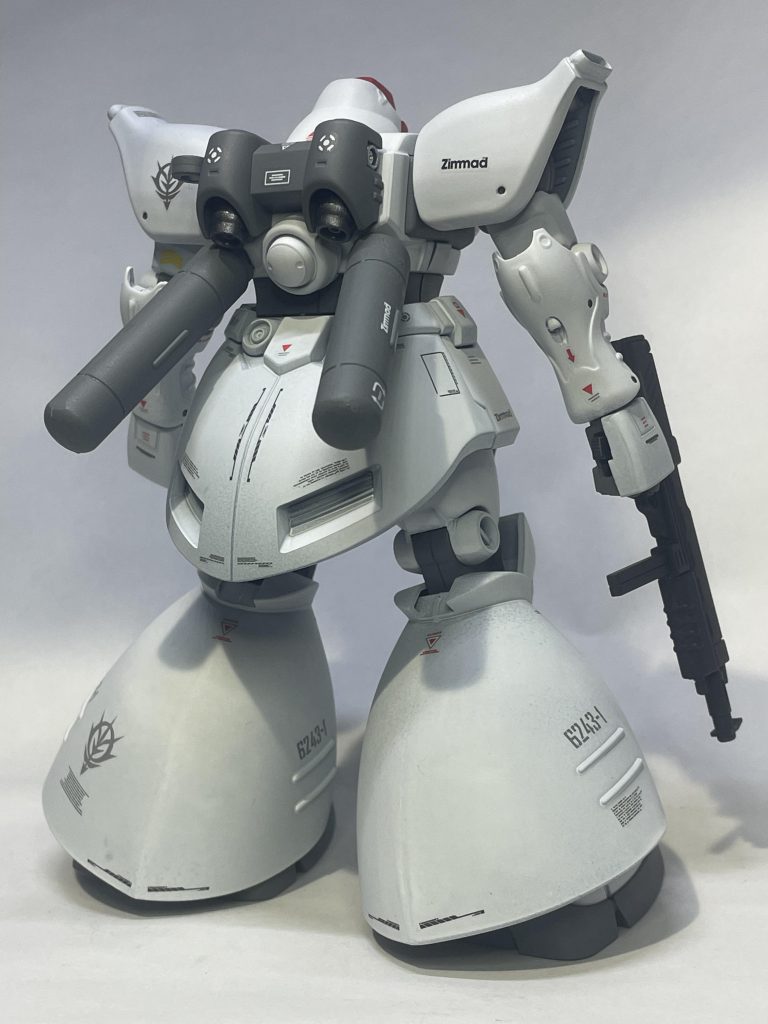 ホワイトとグレーで淡白なカラーリングになりそうだったのでデカール等でうるさめに情報量を増やしてみました。