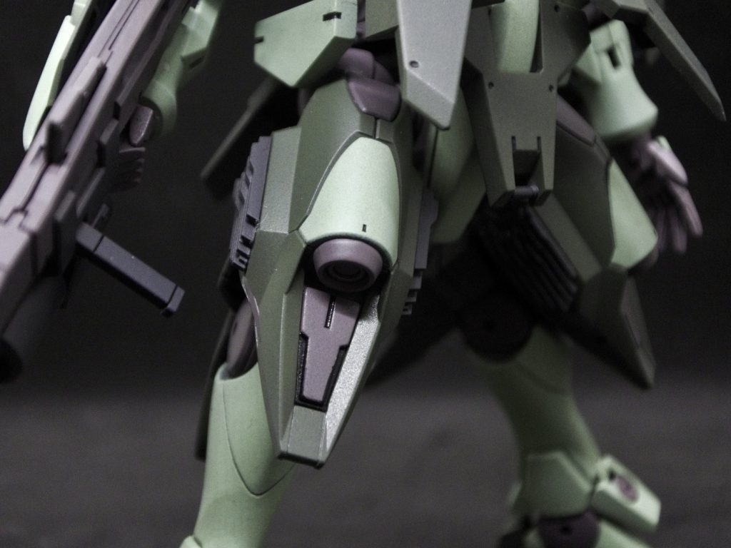 太もも側面を削りこんだ後、MSGシリーズのフィンパーツを加工して貼り付けてディテールアップしています