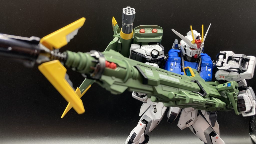 続いてはランチャーストライクランチャーストライカーにはジオン軍セットのザクダークグリーンを使用。こちらもゲベールの色味とマッチする良い感じの緑になってくれました✨ソードストライクに比べるとポージングは取りやすかったですね😇