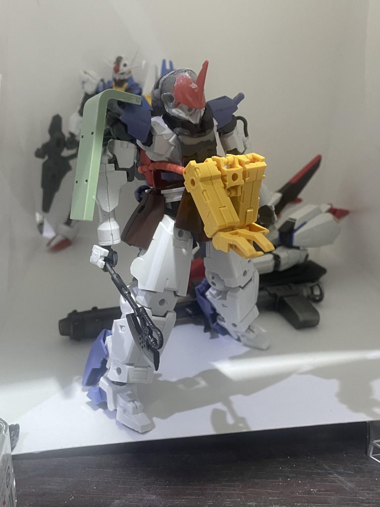 頭部はシエルノヴァとシャアザクとドム(後頭部)を組み合わせて作成。速乾パテが大活躍しました。マント作成は初めての試みでした。プラ板をチョコット炙り出して10分ほどでお手軽作成。布切れ加工より簡単で良いかと思います。(風呂敷みたいな図柄になってしまいましたが。)最後まで読んで頂きありがとうございました😊