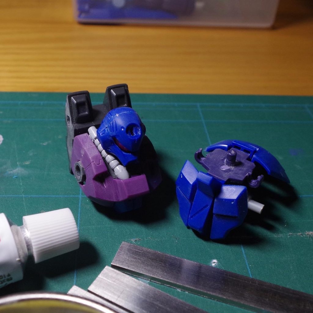 首元のパイプも置き換えましたが、大変だった割に効果が薄く残念…。上半身と腰の接続ピンは少し後ろに下げています。