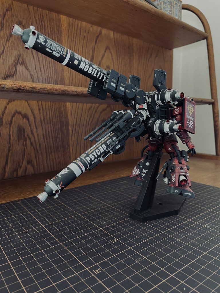 左右バックショット巨大なランドセル・ロケットブースターがカッコいいです。コテコテ デカールにてシャア専用サイコザクである事を最大限アピールしています。