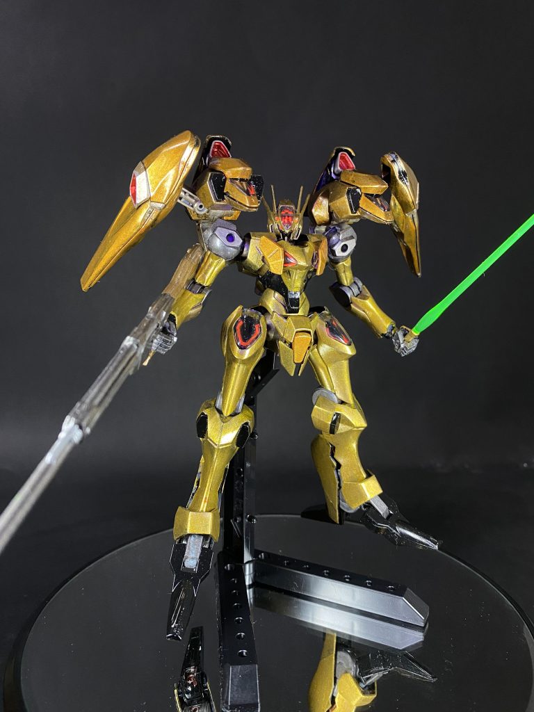 周りを暗くすると金が映える