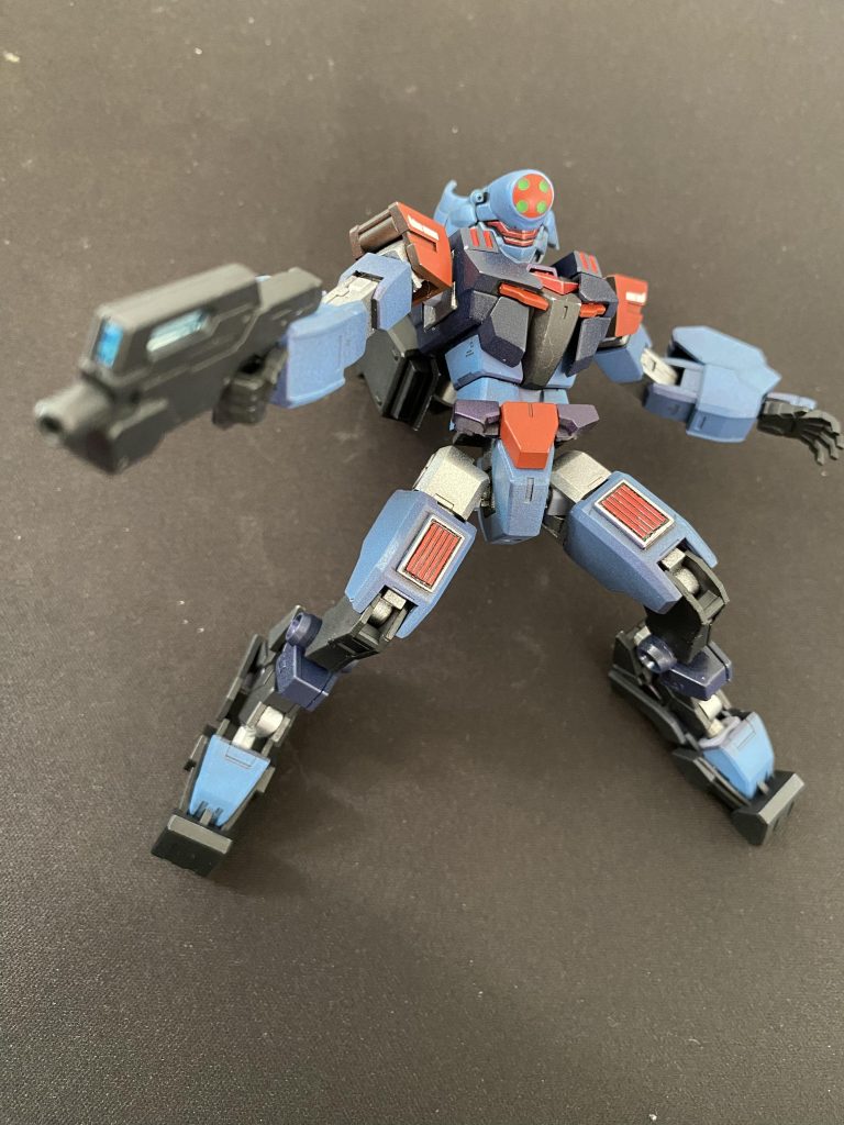 個人的に気に入っている写真です。太ももの赤いラインのディテールでシェルユニットを表現してみました。