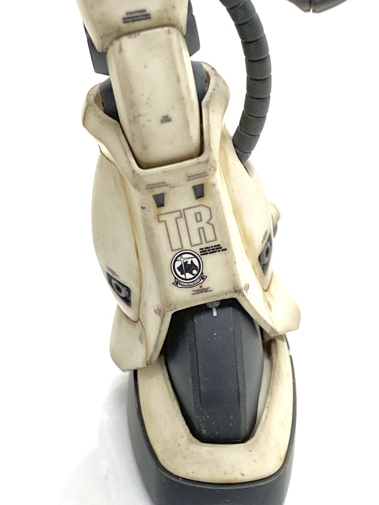 脚にトリントン基地のマーキングを貼りました。