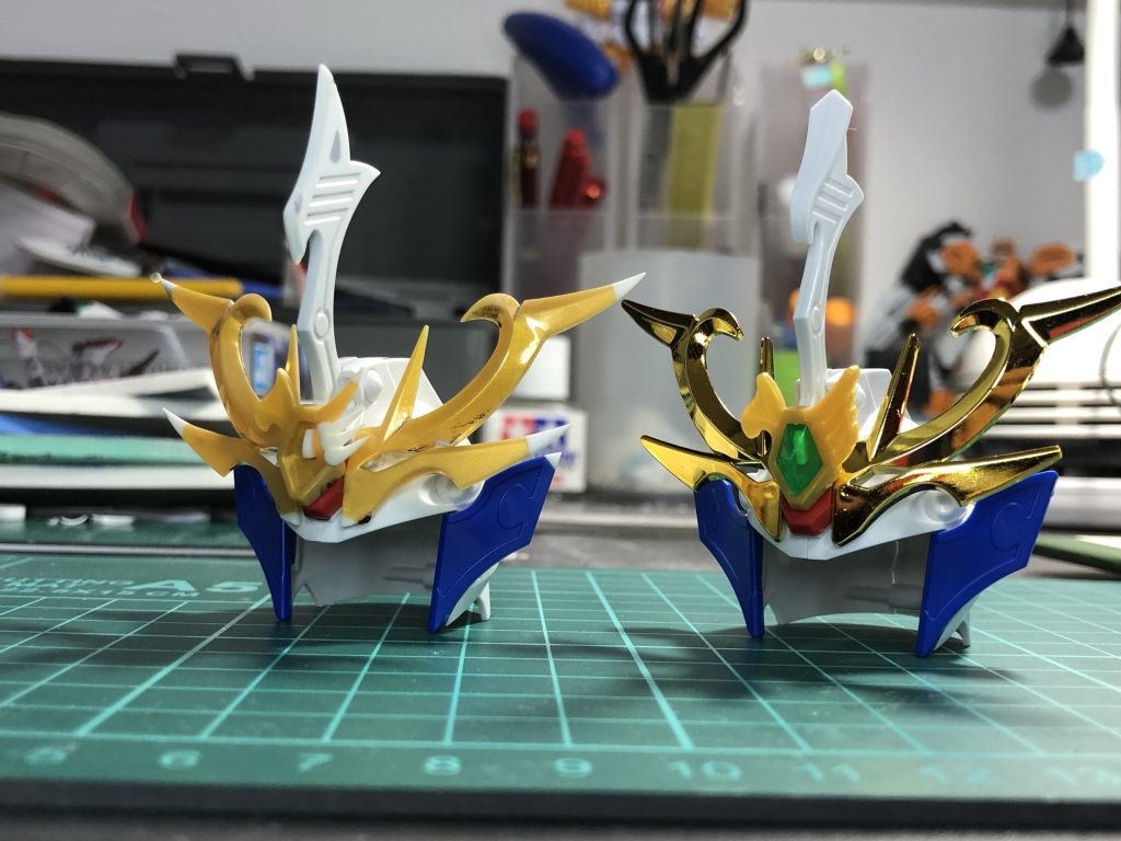 ツノ、吹き返しの先端をシャープ化中央の展開するツノも旧キットの形状を参考に修正