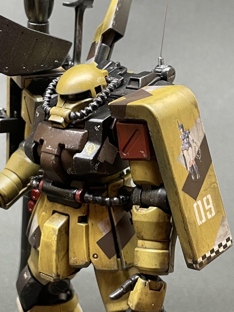 空飛ぶドムと同じ部隊設定で左肩を赤色に、、シールドにザクレディのデカールをはりました。。