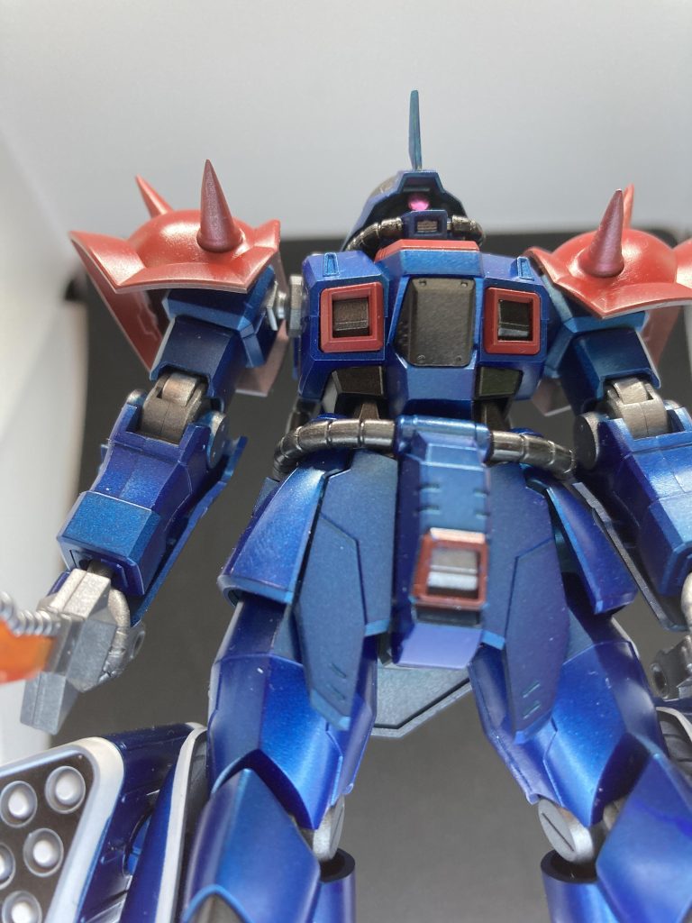 黒サフ→ガイアのジェラルミンシルバーで下地、青はタミヤのパールブルー、関節はメタリックブラックとスターライトシルバー、膝や肘の黒い部分はスターブライトアイアン、白はイングニシアホワイトです。スパイクをとがらせた程度で改修はしてません。ご覧頂きありがとうございました😊