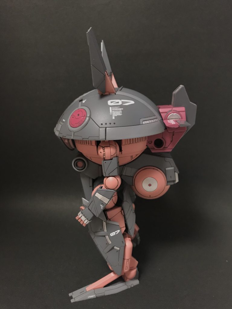 真横から。カラーリングは1番好きな組み合わせの黒とピンク。本当は白ピンクにしようと考えていたんですが、広範囲を白く塗るのが面倒になって黒に変更しました。今年の目標は初志貫徹にします笑