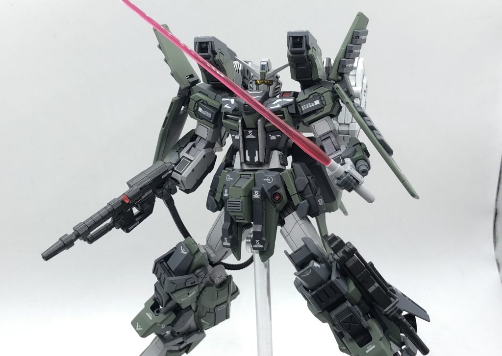 左膝部分に格納されているビームサーベル 。右膝部分には格納されておらず、左右で膝の形状が少し異なります。