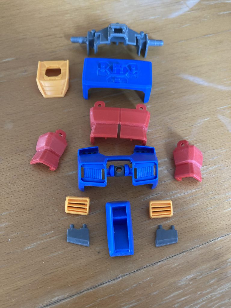 胴体はMGガンダムkaを流用。肩部ダクトはヌーベルジムを参考に黄色に塗装。バックパックをMK-Ⅱの物に換装したため、排気ダクトを増設したという設定で。