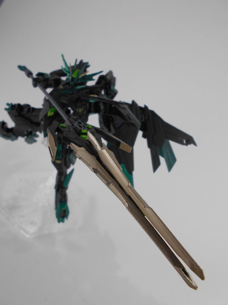 カレトヴルッフフェーダー改、「ヴェルス」。カレトヴルッフフェーダーをランス型に変更し、「エテンアー」による高機動、「テルンソ」による全面シールドで突撃しても自機へのダメージを防ぎつつランスで貫く戦いが可能です。「ヴェルス」はフランス語で「翠嵐」のアナグラムです。