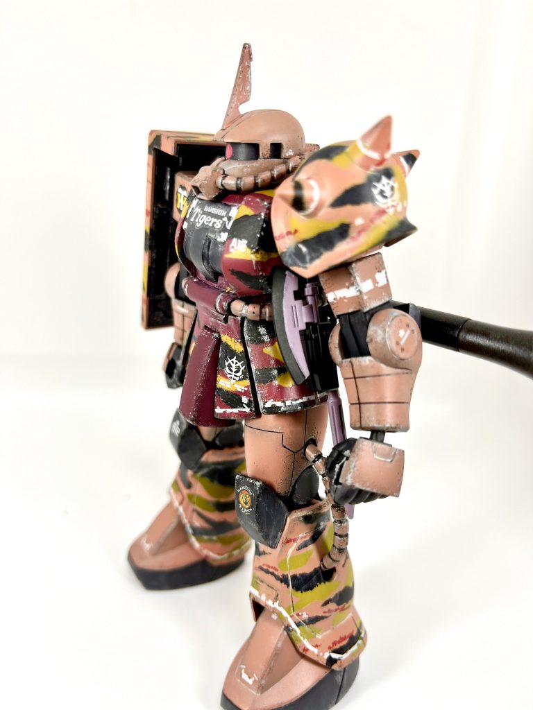 RGのシャアザクデカールを流用しつつ、附属のタイガースマークを随所に貼り付けました。