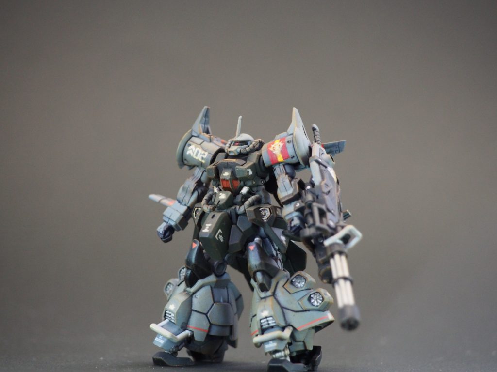 左肩の赤と黄色の部分は、赤色の曲面追従シートの上に、黄色いラインのデカールと白のジオンマークを重ねています。塗装で塗り分けた方が、ディテールを損なわなかったな。と反省ですヽ(-ω- )