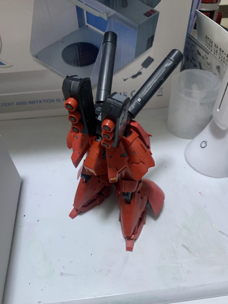 プロペラントタンクの合わせ目消し。(今回はガイアの瞬間カラーパテで埋めました)