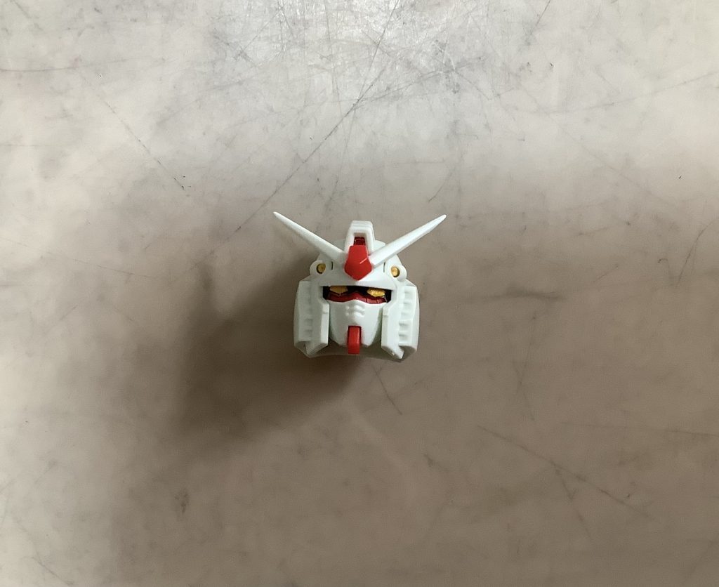 まずは顔から。どうやらこのキット、中身はオリジン版ガンダムっぽいんですが、専用で追加された水転写式デカールを貼ることでククルス・ドアンの島版になるっぽいので専用のステッカー貼らないとただのオリジン版ガンダムになるらしいです。