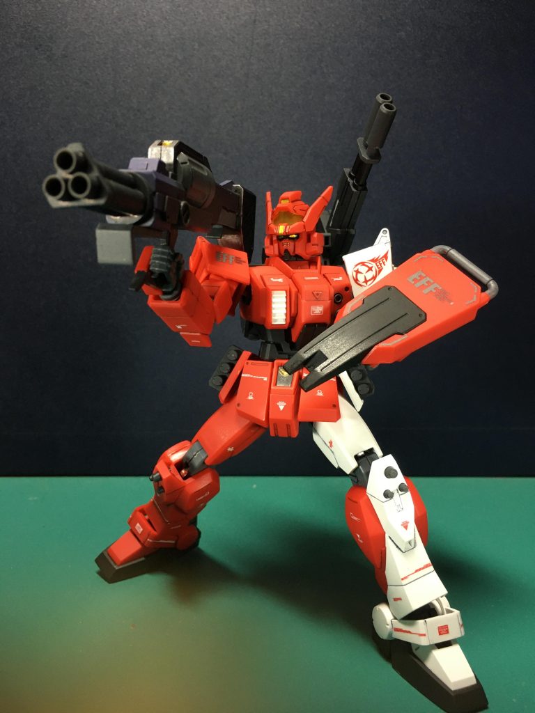 　陸戦型ガンダムをベースに成型色と頭部、バックパックを変更したバリエーション機で、頭部バイザーが可動してジム顔っぽくなるのも特徴です。　新武器のガトリング・リボルバズは見た目に反して軽量なので関節に負荷もかからず助かります。