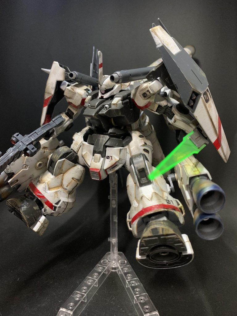 背面ドローンのビーム砲は装着時にも回転して発砲可能。脚部の兵装も言わずもがなである。本機は先述の通りドローンを飛ばさないほうが機動性が高く、テストパイロット曰く「ドローンは使わないほうが強い」とのこと。この結果が後に近接戦闘特化のダリルバルデを生み出すに至った…のかもしれない。信じるか信じないかはあなた次第。各所のウェザリングはドライブラシとウェザリングマスター、リアルタッチマーカーで行いました。試作機としては汚れすぎな気もしますが、試験終了後ということでひとつ🙃