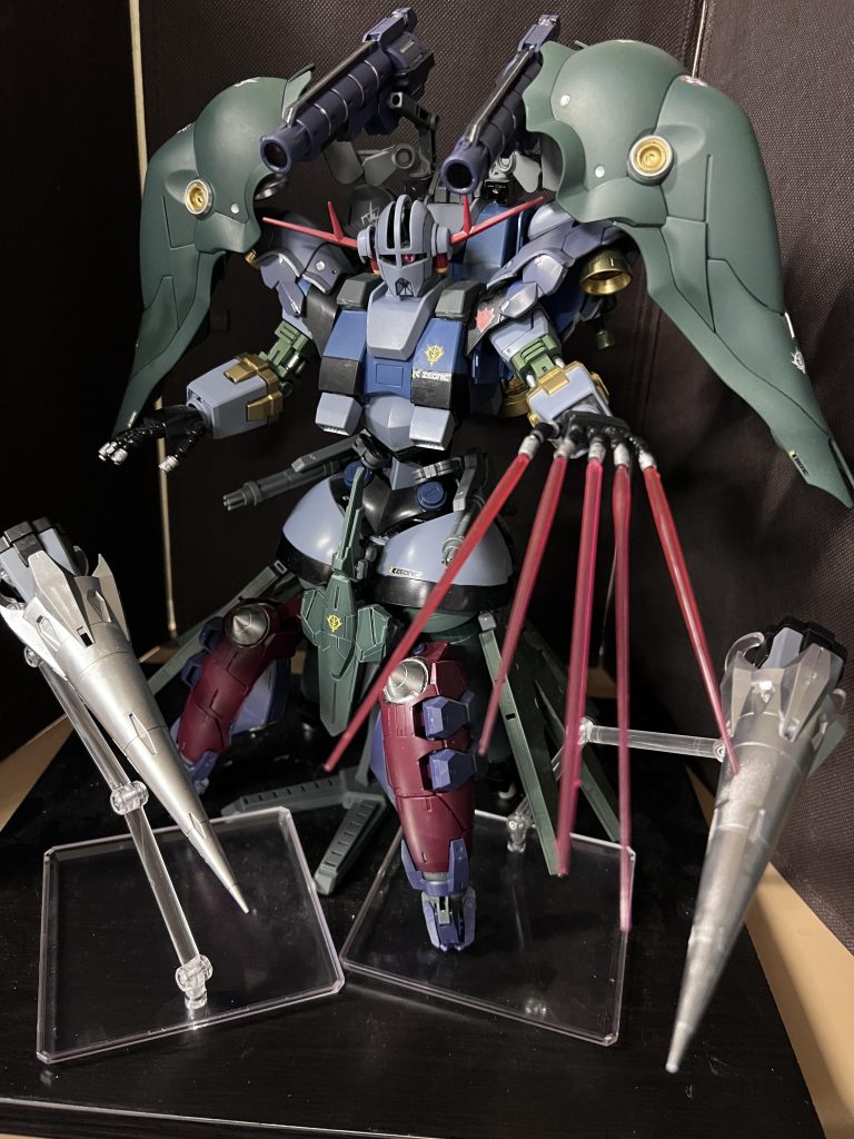 バックパックは実家にあった素組のジオングを崩して胴体部をほとんどそのままくっつけました。指ビームはもう1セット作るのが面倒だったので、代わりに槍を付けて飛んでったら敵にブッ刺さって攻撃する武器にしました。