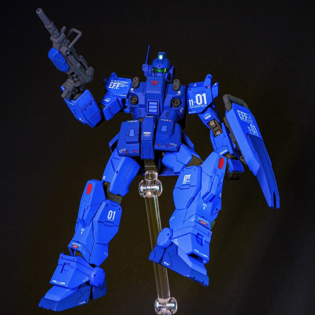 内太腿はヤスリでフラット化して空いた穴をプラ板で塞いでいます。