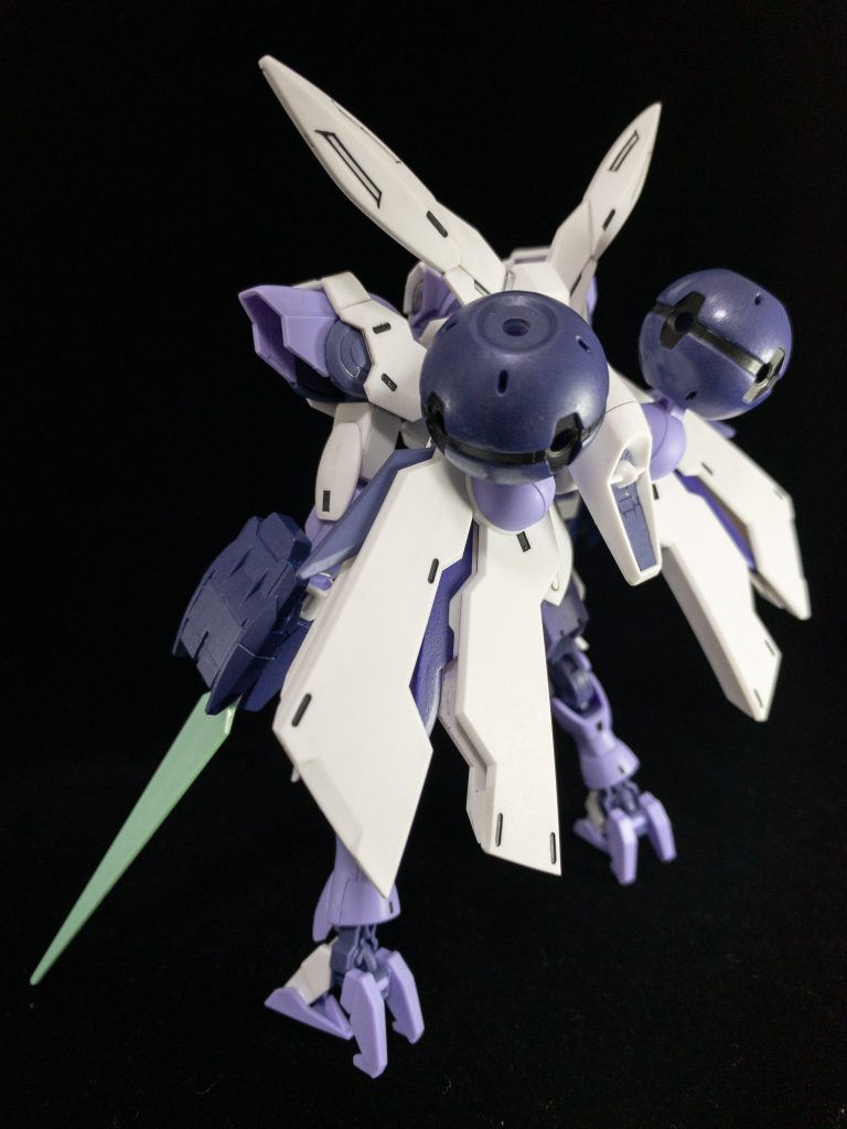 紫の調色は多少、難しかったです。青が強く出るので、赤と青を同じ分量混ぜるとほぼ青色…赤を倍足して、ピンクや白で調整しています。好みの色になりました。