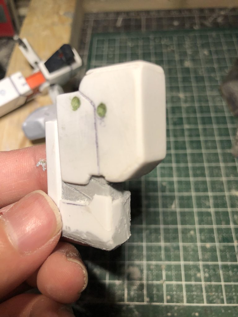 狂った顔のようなデザインの外装と、口に当たるサイコフレームです！サイコフレーム部分はケガキをして、ディテールアップしてます。 