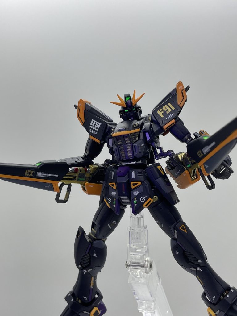 目やグリーンの部分は蛍光塗料を使ってます。