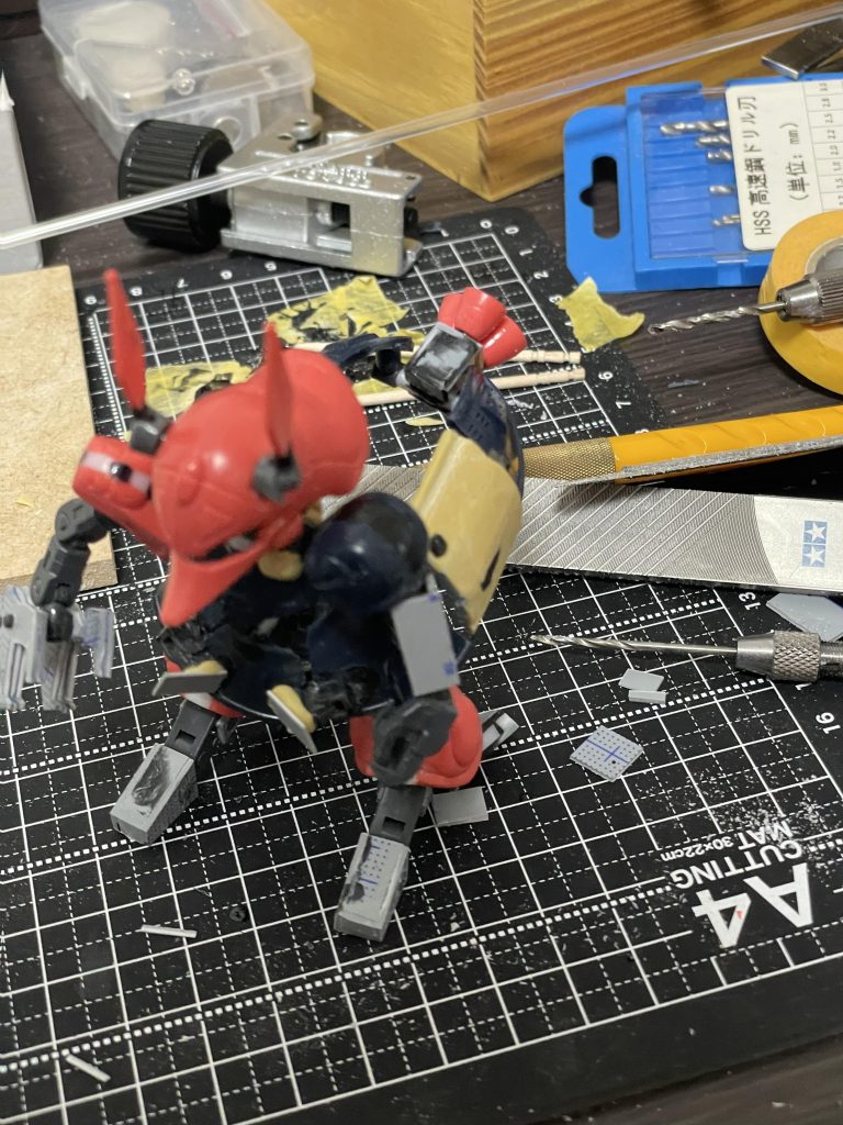 腰アーマーは延長してます。胴体とか脚部を作った後に、腰アーマーに収まらないことがわかり、延長を決意しました。