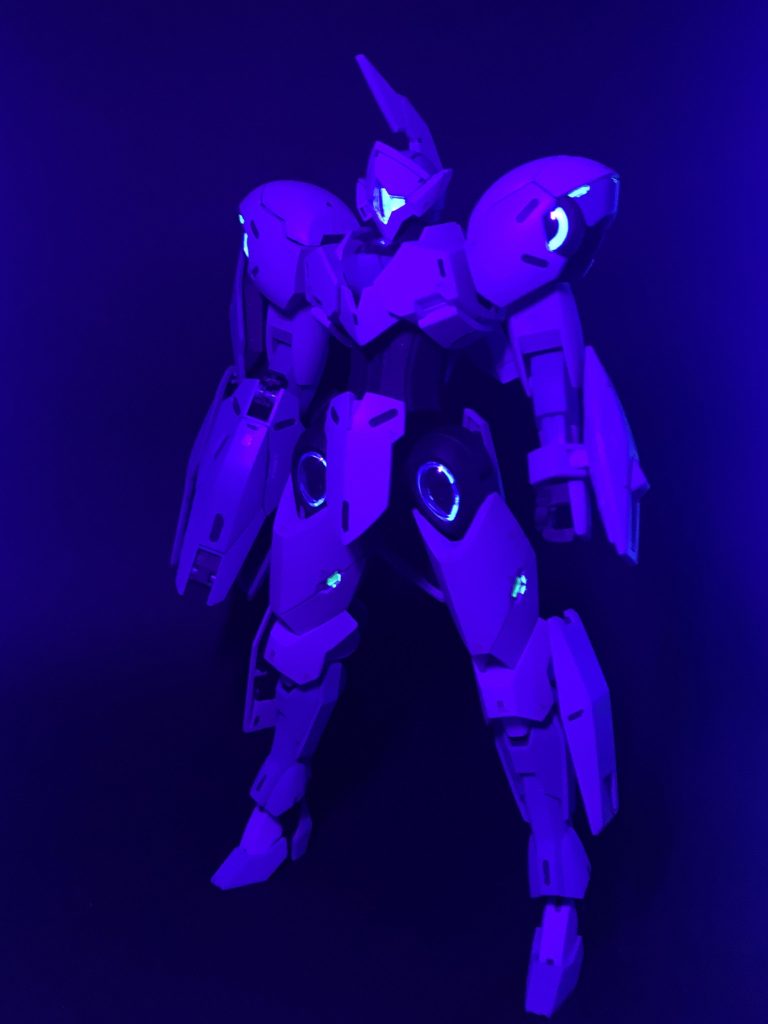 パーメットと頭部の付属シール、ルブリスの余白から切り出したシールには蛍光クリアーを吹いて発光可能にしています。