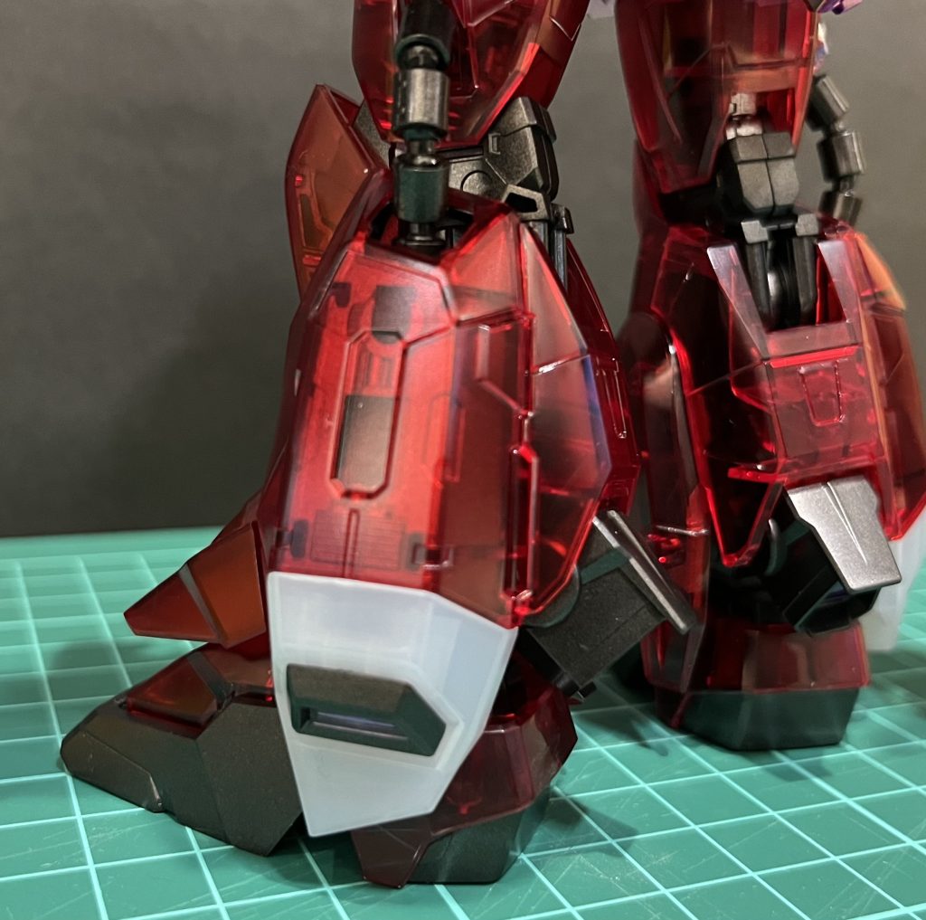 クリアパーツから内部フレームが透けて見えるように、フレームはシルバーを使ってます。