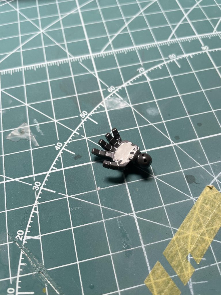 ハンドパーツは苦手な肉抜き穴埋めしてます。