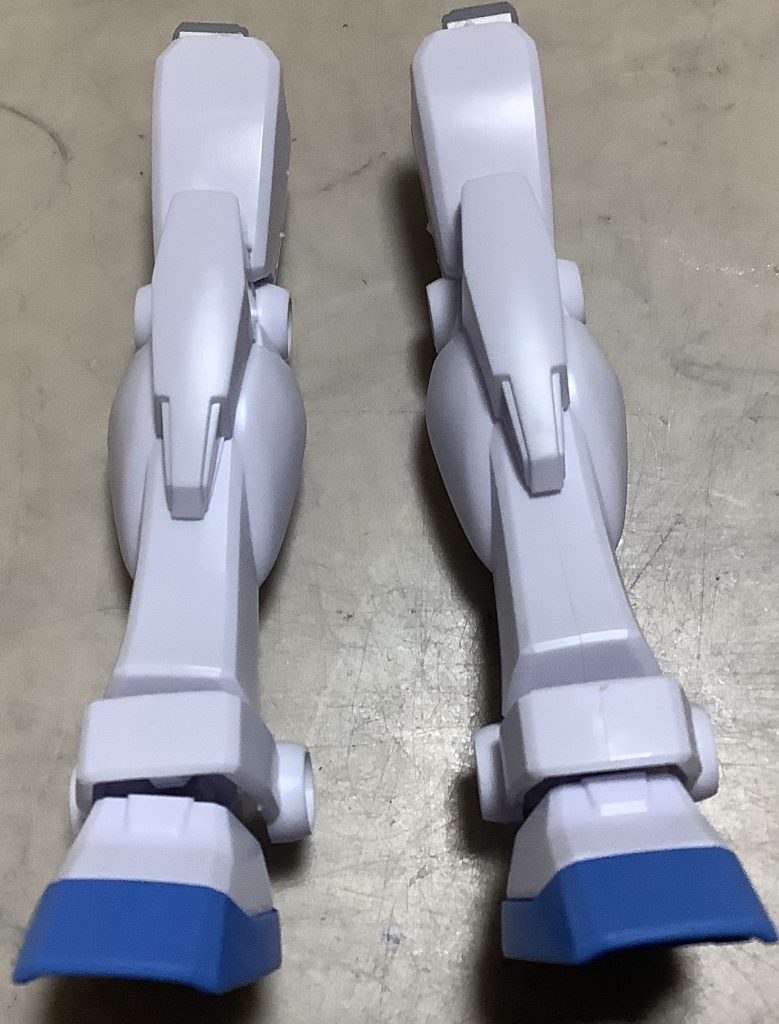 さて、足も作りましょう。足の部分の青と関節以外は全部同じ色です。墨入れしないと少し物足りないかも…写真、デカ過ぎた。