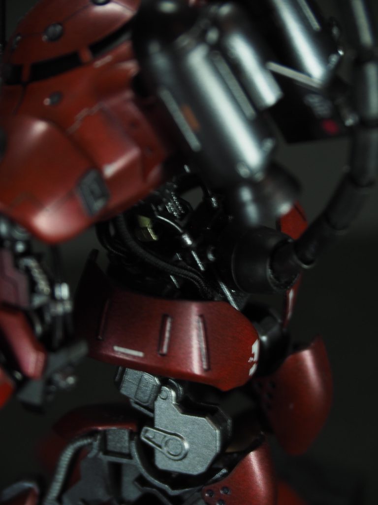 胴体や腕にパイピング。パイピングも今回初挑戦で、なかなか苦労しました。一通り完成した後に瞬間接着剤で付けましたが、このやり方でいいのでしょうか?尻尾は、メッシュパイプと、プラパーツで自作。尻尾の先端はバルパトスのパーツと、付け根はズゴックeのパーツ、銃口はランナーを加工してつけてみました。