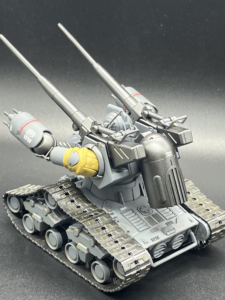 バックショット、お尻の部分のディテールも細かく入っていてクソかっちょいい。