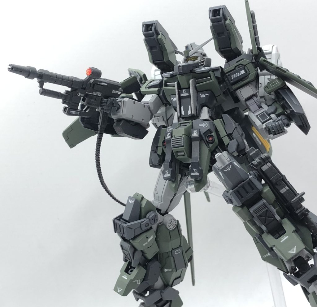 専用マシンガンベルト給弾式で弾倉は腰裏部分に装備。