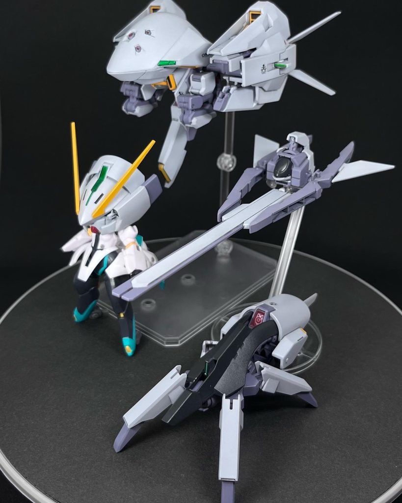 コンポジットシールドブースターはクローモードへ変形します。余剰パーツは同様にサブメカです。