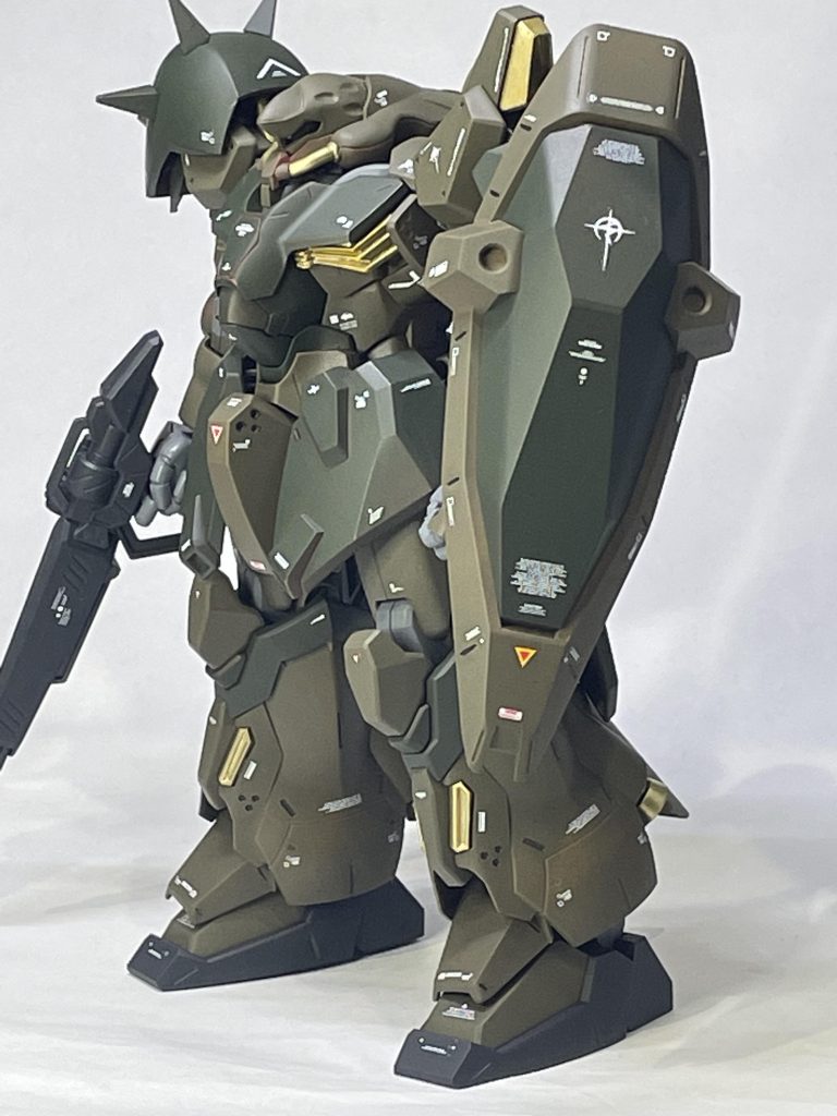 当初イエローで塗装したのですがあまりに主張が激しかったので急遽つや消しゴールドに変更。全体的にまとまったかなと。