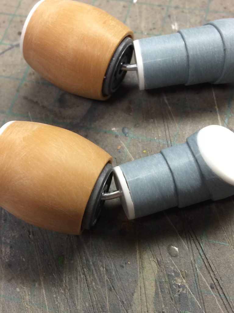 腕はこんな感じで接続。隙間はエポキシパテで埋めてます。