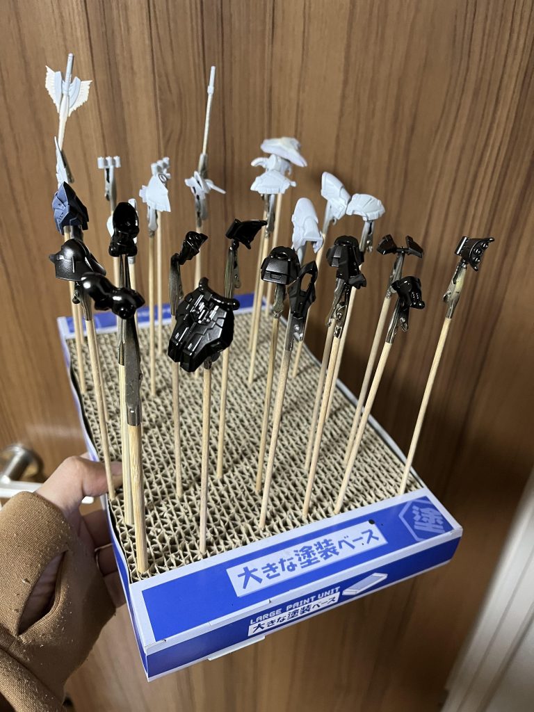 下地を白と黒で塗り分け!写真だと伝わりにくいですが、肉眼で見ると光加減が微妙に違います。