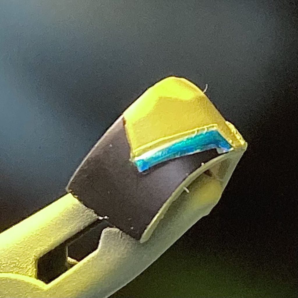 蛍光ブルーグリーンの下にホログラムフィニッシュを貼ることでキラリと光るように工夫しました。