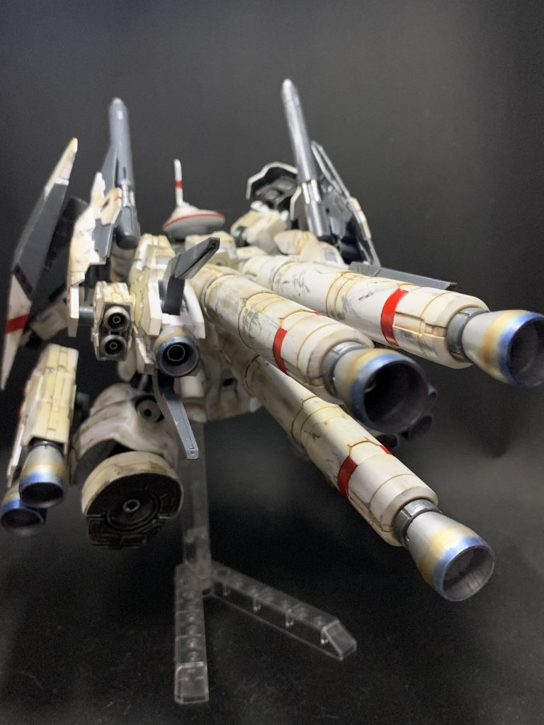 先述の機動性問題を解決する為、追加装備としてバックパックに大型のプロペラントブースターが搭載されている。ドローン込みでの推力は極めて高く、理論上は単独での大気圏離脱をも可能とする。ただし、敢行後は燃料が持たずそのままスペースデブリと化す為現実性は無い。…バーニアの焼きはウェザリングマスターで行いました！なかなかいい色に仕上がったと思います😆