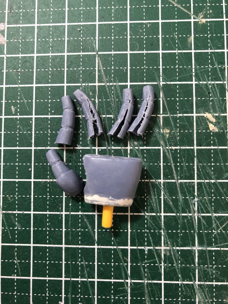 手の再生中。旧キットの手を切り離し、パテ埋め→成形してみました。