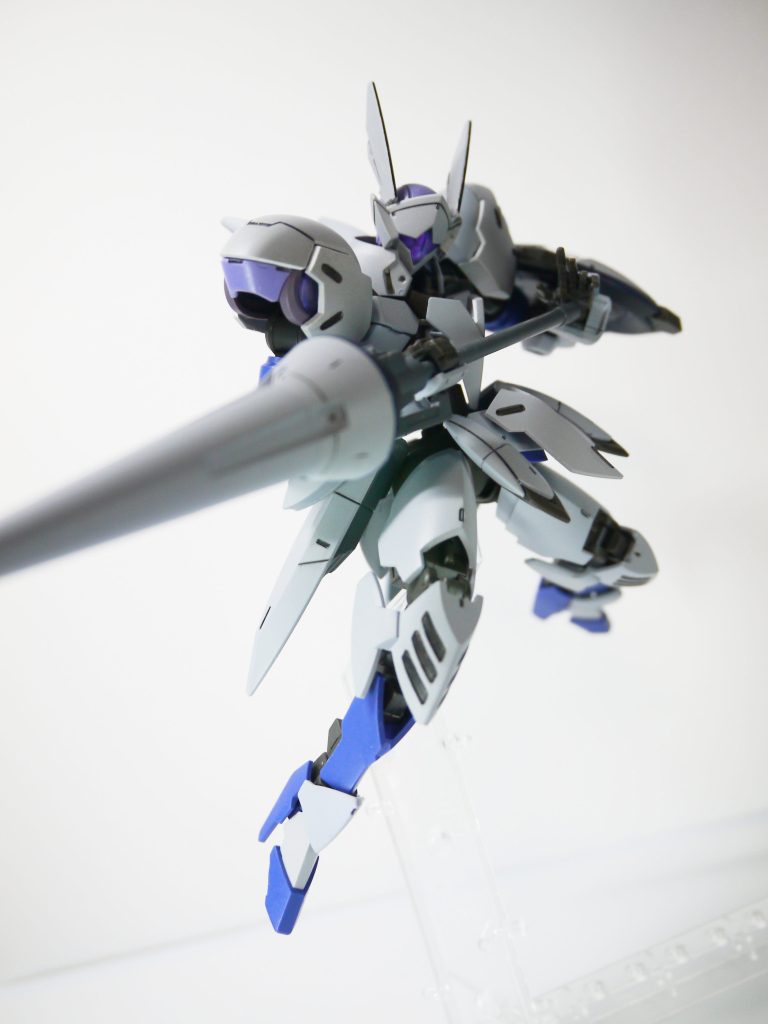 武器に関しては大きさとシンプルさにこだわりました。ゴテゴテしいのはスマートにならないし、角ばりすぎていてはミカエリスっぽい丸みとミスマッチな感じがしましたので、手持ちで一番しっくりきたものを選びました。ただ、槍だけではなく剣も捨てがたいなーと言うのが正直なところです。