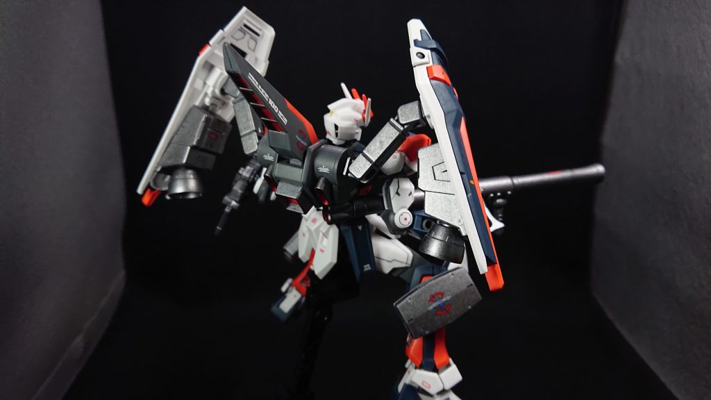 試作機と言うことで武装は実弾兵装をメインに装備地上戦を意識して脚部にホバーユニットをバックパックのシールドにバーニアを増設してみました