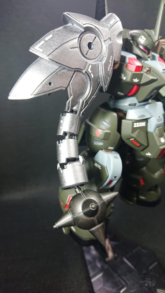 左肩のアーマーは内部を少し削りこんでストライクの肩を挟み込むようにしています義手っぽくしたかったのでライトガンメタルで塗装しました
