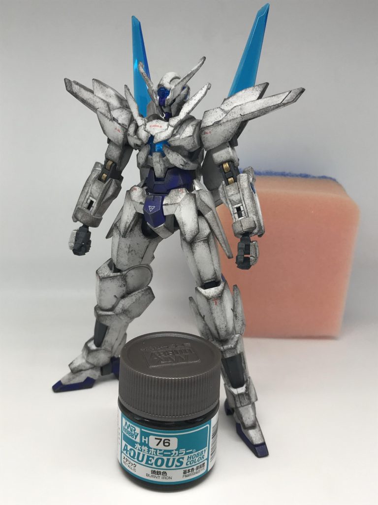 次はいよいよウェザリングで一番楽しいチッピングです😊キッチンスポンジの目の細かい方に焼鉄色の塗料を少量つけ、さらにキッチンペーパーなどにポンポンと叩きつけ色があまり付かなくなるまでスポンジに付いた塗料を落とし調整します焼鉄色は水性がオススメ、つや消しにラッカーを使用してれば失敗しても水性の溶剤で修正できます私は失敗しても気にしないので修正したことないですが…😅(笑)塗料を調整したスポンジでパーツのカドやエッジ部分に軽くポンポンと叩きつけます