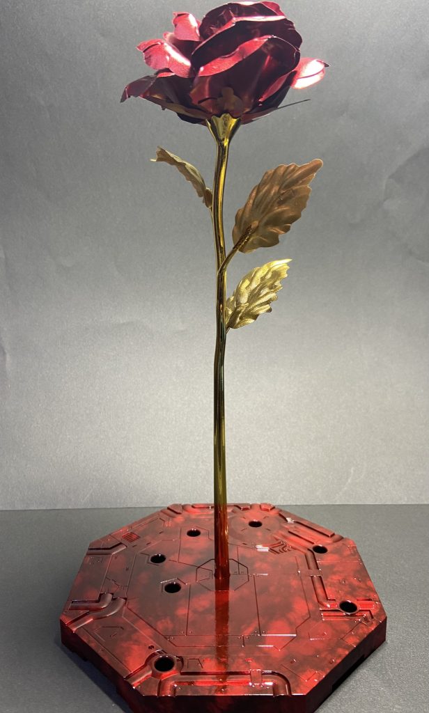 模型作りに強い味方の100円ショップで薔薇を購入し、鑑賞ケースのデザインに活用しました！