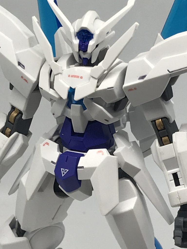トランジェントガンダムってガンダムエクシアが元になってるのかな?それともリボーンズガンダム?まずはつや消しを吹いて下さいつや消しはラッカーでも水性でもどちらでも良いですが、家庭事情や匂いに問題がない方はラッカーをオススメします理由は塗膜が厚くアクリルやエナメルなどの重ね塗りが失敗したとき修正が容易なのと、乾燥が早いから…30分くらいで乾燥します水性なら1〜2時間かな?