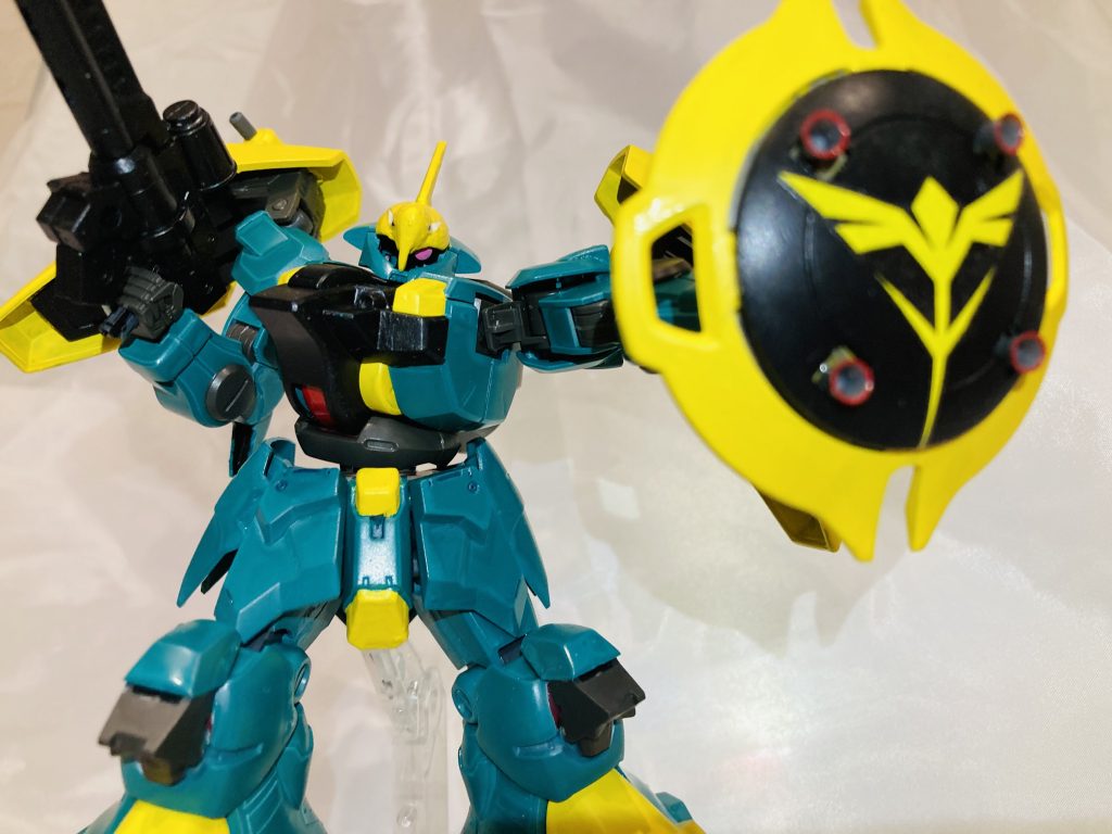 シールド内には小型のジェネレータを搭載。防御態勢のまま拡散ビームを発射可能。シールドの黄色の外側パーツのみヤクトドーガのものを唯一使用した所です。